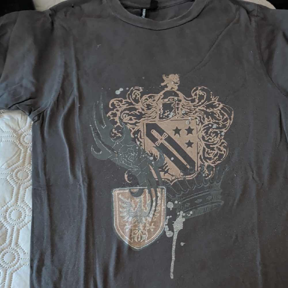 Vintage-Inspired Graphic Tee in Charcoal